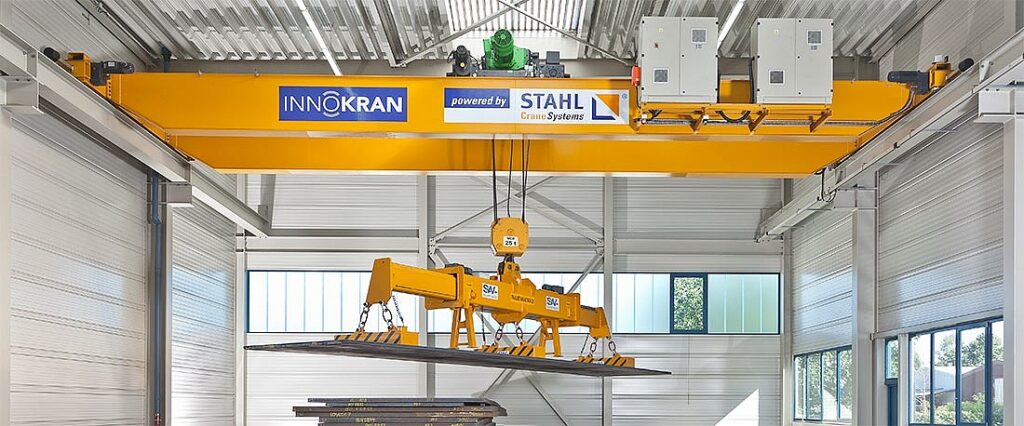 Equipo instalando puente grúa industrial en nave de Asturias